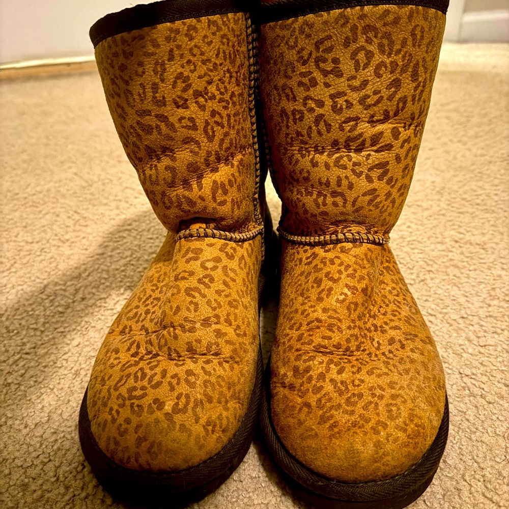 Ugg Size 7 - image 1